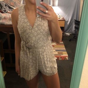 Textured/printed romper with a side tie